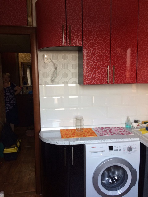 Кухонный гарнитур, фасад пластик красный с черным