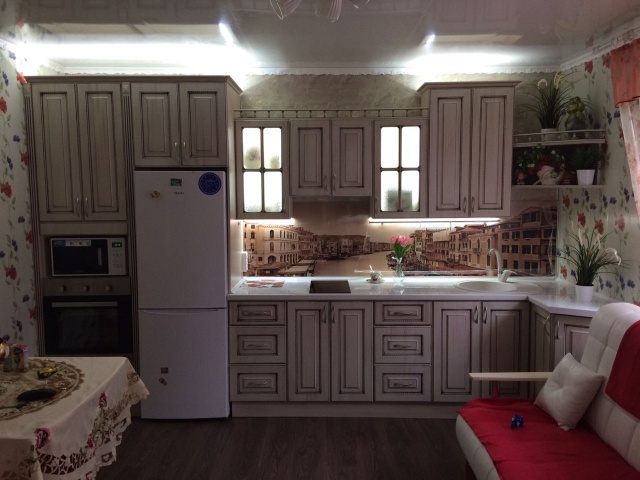 Кухонный гарнитур, фасад ПВХ в классическом стиле, с патиной, с подсветкой